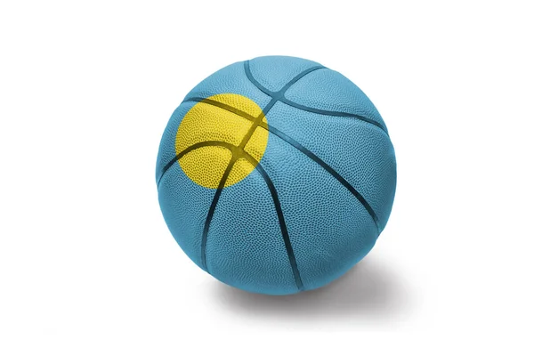 Basketballball mit der Nationalflagge von Palau auf weißem Hintergrund — Stockfoto