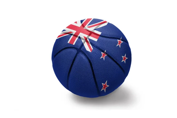 Pallone da basket con la bandiera nazionale della Nuova Zelanda sullo sfondo bianco — Foto Stock