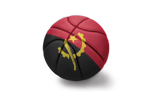 白い背景にアンゴラの国旗を持つバスケットボールボール — ストック写真
