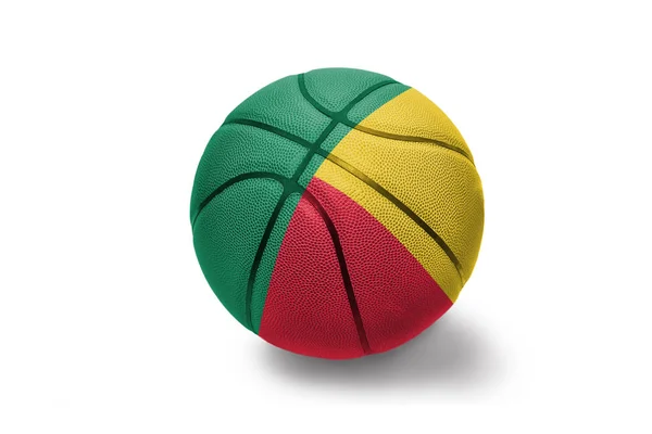Bola de basquete com a bandeira nacional de benin no fundo branco — Fotografia de Stock