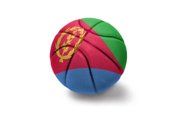 Pallone da basket con la bandiera nazionale di eritrea sullo sfondo bianco — Foto Stock