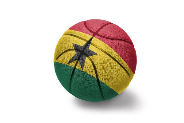 Ballon de basket avec le drapeau national de ghana sur le fond blanc — Photo
