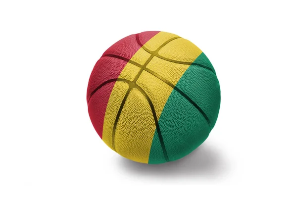 Pelota de baloncesto con la bandera nacional de Guinea en el fondo blanco —  Fotos de Stock