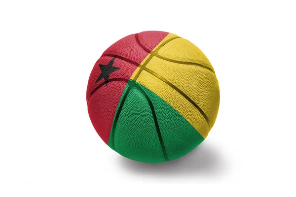 Pelota de baloncesto con la bandera nacional de Guinea Bissau sobre el fondo blanco —  Fotos de Stock