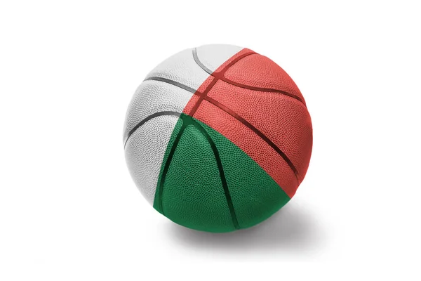 Bola de basquete com a bandeira nacional de madagascar no fundo branco — Fotografia de Stock