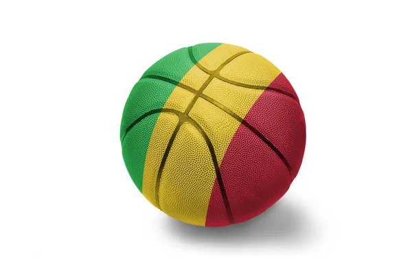 Basketballball mit der Nationalflagge von Mali auf weißem Hintergrund — Stockfoto