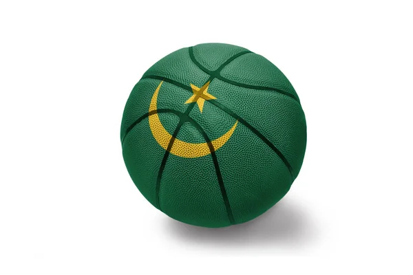 Bola de basquete com a bandeira nacional de mauritania no fundo branco — Fotografia de Stock