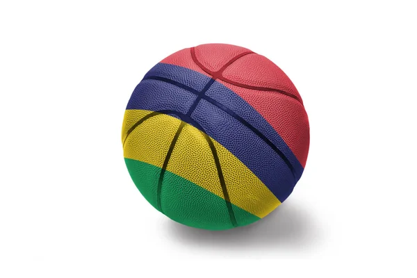 Bola de basquete com a bandeira nacional de Mauritius no fundo branco — Fotografia de Stock