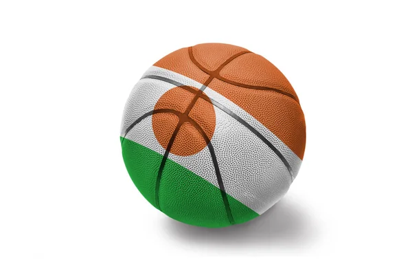 Bola de basquete com a bandeira nacional de niger no fundo branco — Fotografia de Stock