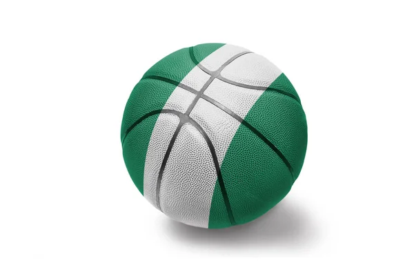 Basketballball mit der Nationalflagge Nigerias auf weißem Hintergrund — Stockfoto
