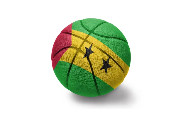 Bola de basquete com a bandeira nacional de São Tomé e Príncipe sobre o fundo branco — Fotografia de Stock