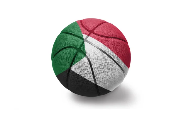 Bola de basquete com a bandeira nacional de sudan no fundo branco — Fotografia de Stock