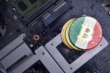 bir bilgisayar elektronik devre kartı üzerinde Meksika bayrağı ile altın bitcoins. bitcoin madencilik kavramı.