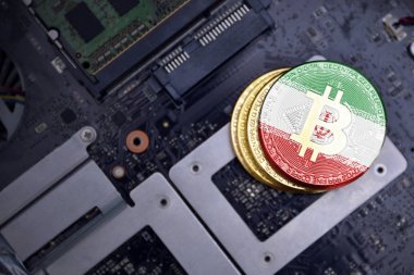 bir bilgisayar elektronik devre kartı üzerinde İran bayrağı ile altın bitcoins. bitcoin madencilik kavramı.