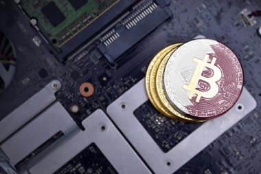 bir bilgisayar elektronik devre kartı üzerinde Katar bayrağı ile altın bitcoins. bitcoin madencilik kavramı.