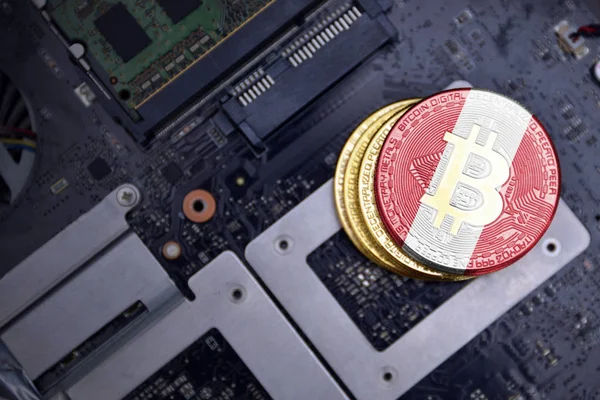 Bitcoins dorados con bandera de perú en una placa de circuito electrónico de computadora. concepto de minería bitcoin . —  Fotos de Stock
