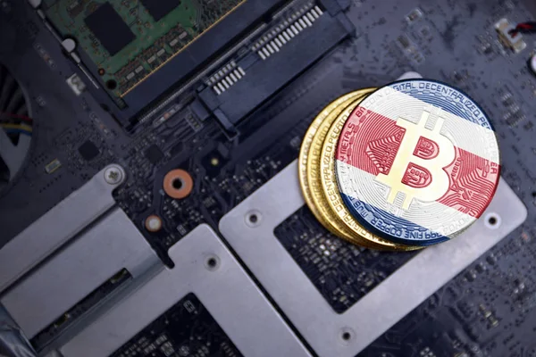 Bitcoins dorados con bandera de Costa Rica en una placa de circuito electrónico de computadora. concepto de minería bitcoin . —  Fotos de Stock
