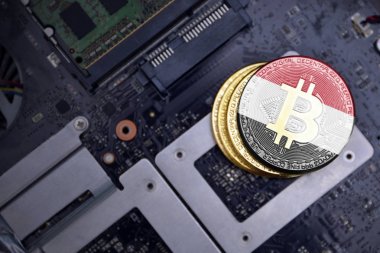 bir bilgisayar elektronik devre kartı üzerinde Yemen bayrağı ile altın bitcoins. bitcoin madencilik kavramı.