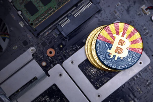 Bitcoins dorados con bandera del estado arizona en una placa de circuito electrónico de computadora. concepto de minería bitcoin . —  Fotos de Stock