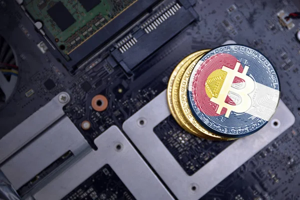 Bitcoins dorados con bandera del estado de Colorado en una placa de circuito electrónico de computadora. concepto de minería bitcoin . —  Fotos de Stock