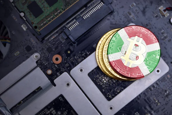 Bitcoins dorados con bandera de burundi en una placa de circuito electrónico de computadora. concepto de minería bitcoin . —  Fotos de Stock