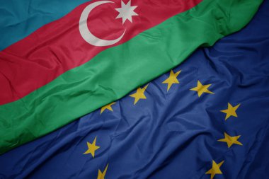 Avrupa Birliği ve Azerbaycan bayrağı renkli bayrağı sallıyor.