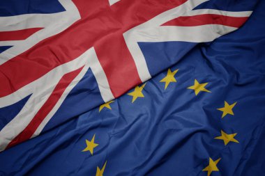 Avrupa Birliği ve Büyük Britanya 'nın Ulusal bayrağı renkli bayrağı sallıyor .