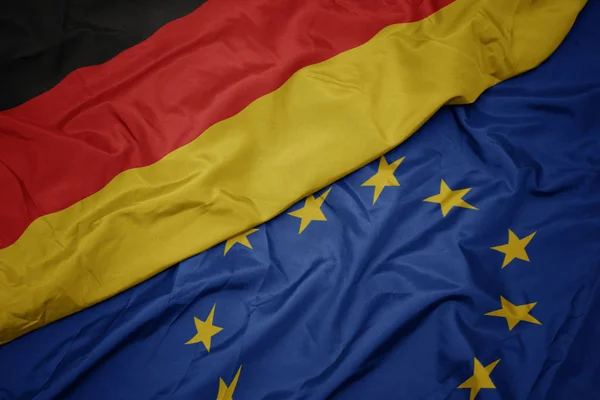 Avrupa Birliği ve Almanya 'nın Ulusal bayrağı renkli bayrağı sallıyor. — Stok fotoğraf