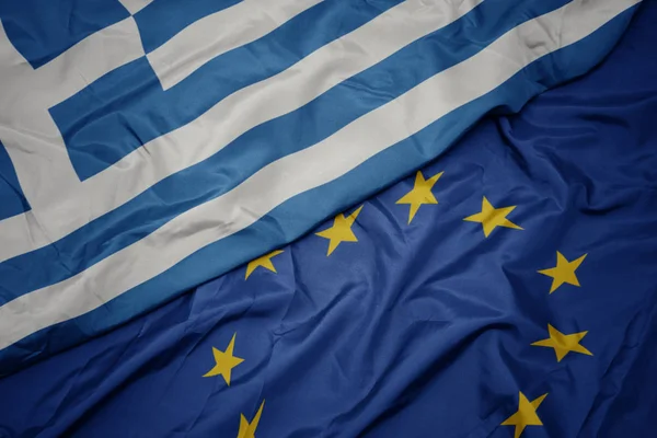 Avrupa Birliği ve Yunanistan 'ın Ulusal bayrağı renkli bayrağı sallıyor.
