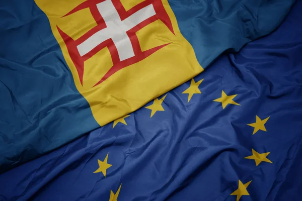 Vinka färgglada flagga av Europeiska unionen och nationella flagga Madeira. — Stockfoto