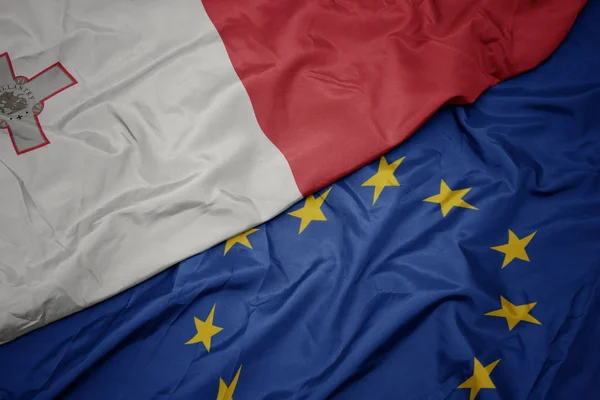 Agitant drapeau coloré de l'Union européenne et drapeau national de malta . — Photo