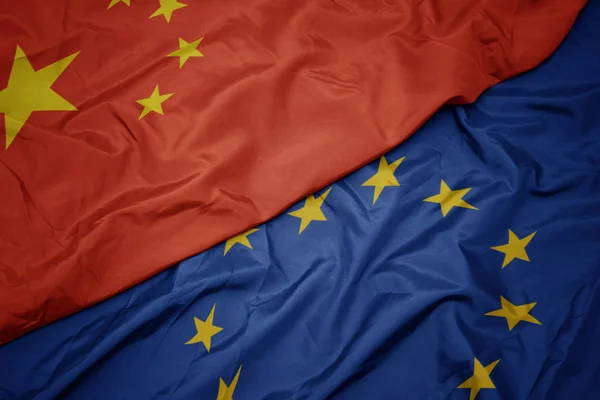 欧州連合のカラフルな旗と中国の旗を振る. — ストック写真