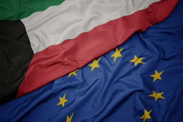 Mávat barevnou vlajku Evropské unie a vlajka Kuvajtu. — Stock fotografie