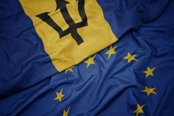Agitant drapeau coloré de l'Union européenne et drapeau de la Barbade . — Photo
