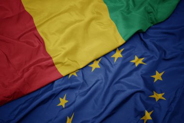 avrupa birliği ve gine bayrağı renkli bayrak sallayarak.