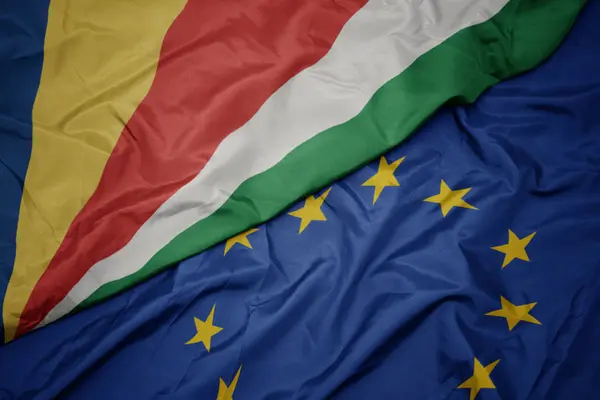 Avrupa birliği ve seyşeller bayrağı renkli bayrak sallayarak. — Stok fotoğraf