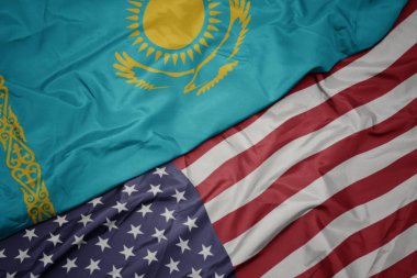 Amerika Birleşik Devletleri ve Kazakistan ulusal bayrağı renkli bayrak sallayarak. Makro