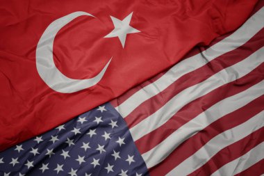 Amerika Birleşik Devletleri ve Türkiye'nin ulusal bayrağı renkli bayrak sallayarak. Makro
