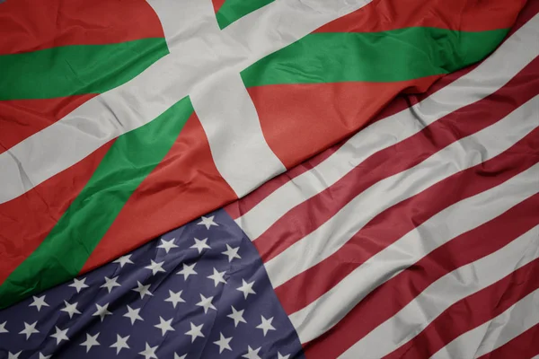 Amerika Birleşik Devletleri ve Bask ülkesinin ulusal bayrağı renkli bayrak sallayarak. — Stok fotoğraf
