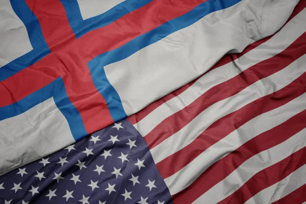미국의 미국의 화려한 국기와 페로 제도의 국기를 흔들어. — 스톡 사진