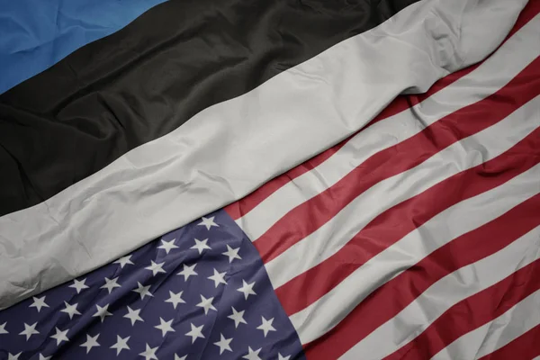 Mávající barevná Vlajka Spojených států amerických a státní vlajky Estonska. — Stock fotografie