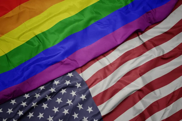 Integetett színes zászló az Amerikai Egyesült Államok és a homoszexuális Szivárvány zászló. — Stock Fotó