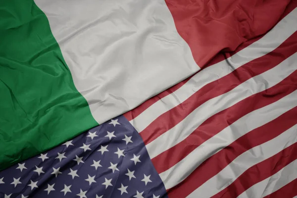 미국의 미국과 이탈리아의 국기의 화려한 깃발을 흔들어. 매크로 — 스톡 사진