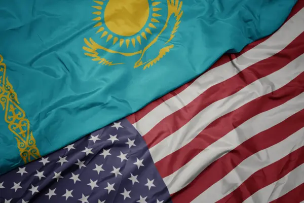 Amerika Birleşik Devletleri ve Kazakistan ulusal bayrağı renkli bayrak sallayarak. Makro — Stok fotoğraf
