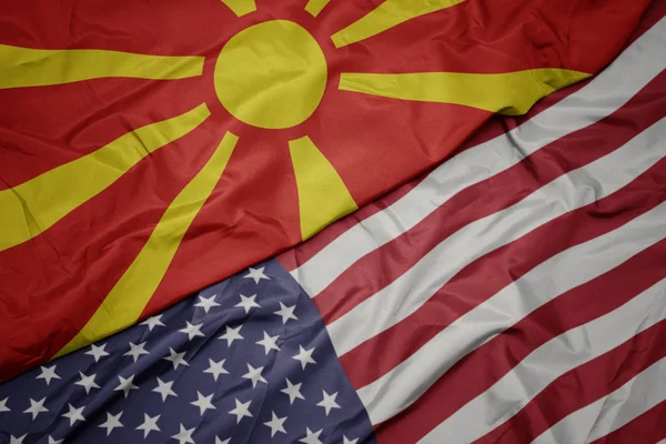 Amerika Birleşik Devletleri ve Makedonya ulusal bayrağı renkli bayrak sallayarak. Makro — Stok fotoğraf