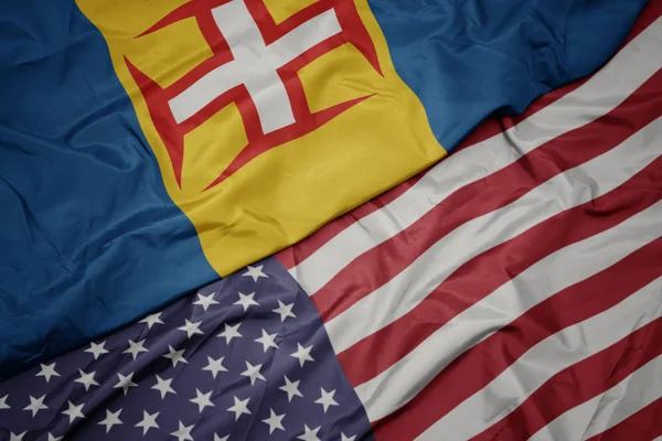 Acenando bandeira colorida dos estados unidos da américa e bandeira nacional da madeira. macro — Fotografia de Stock