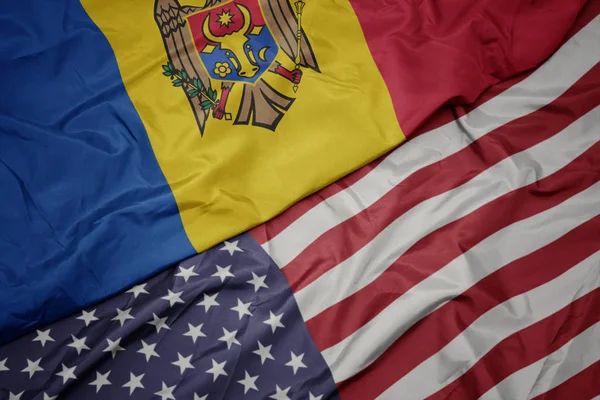 Ondeando colorida bandera de Estados Unidos de América y bandera nacional de Moldavia. macro —  Fotos de Stock