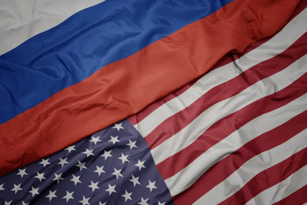 Amerika Birleşik Devletleri ve Rusya'nın ulusal bayrağı renkli bayrak sallayarak. Makro — Stok fotoğraf