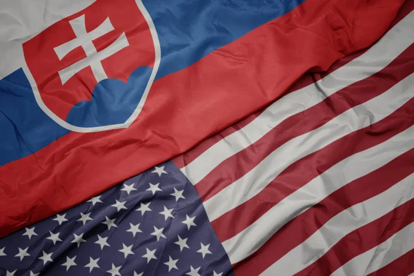Acenando bandeira colorida dos estados unidos da América e bandeira nacional da Eslováquia. macro — Fotografia de Stock