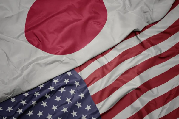 Amerika Birleşik Devletleri ve Japonya ulusal bayrağı renkli bayrak sallayarak.